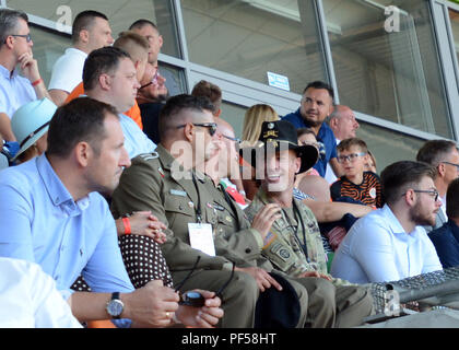 Us-Armee Oberstleutnant Matthew Rogers, der Kommandant der 91st Brigade Ingenieur Bataillon, 1st Armored Brigade Combat Team, 1.Kavallerie Division und zwei polnische Offiziere in der Armee an einem zaglebie Lubin Fußballspiel im Stadion Zaglebia Lubin in Lubin, Polen, 12.08.2018. Soldaten aus der Sabre Bataillon nahmen an dem Spiel mit ihren polnischen Armee Pendants in Anerkennung der polnischen Streitkräfte Tag. (U.S. Army National Guard Foto von Sgt. 1. Klasse Craig Norton, 382 Öffentliche Angelegenheiten Abteilung) Stockfoto