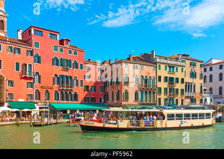 Venedig, Italien, 15. Juni 2018: Vaporetto auf dem Canal Grande in Venedig Stockfoto