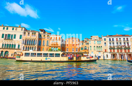 Venedig, Italien, 15. Juni 2018: Vaporetto auf dem Canal Grande in Venedig. Wide Angle Shot Stockfoto