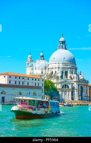 Venedig, Italien, 15. Juni 2018: Venezianische vaporetto auf dem Canal Grande in der Nähe von Santa Maria della Salute Kirche in Venedig Stockfoto