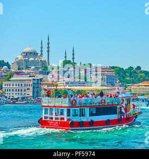 Istanbul, Türkei - 17. Juli 2018: Boot in das Goldene Horn Einlass in Istanbul Stockfoto