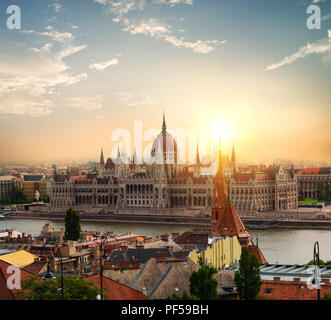 Sun über das Parlament in Budapest bei Sonnenuntergang, Ungarn Stockfoto