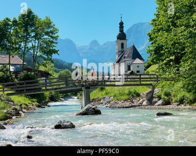 Blick vom Malerwinkel in Pfarrkirche St. Sebastian, Gebirgsbach Ramsauer Ache, HG Reiteralpe, Ramsau, Berchtesgadener Land, Oberbayern, Bayern,,Deuts Stockfoto