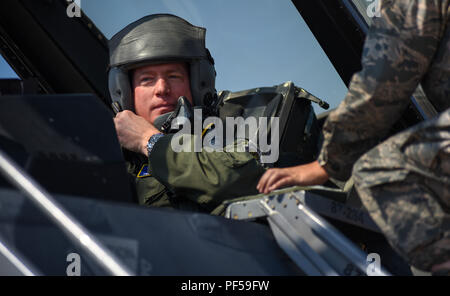 Kol. Troy Endicott, 460Th Space Wing Commander, erhält zum Start in einem F-16 Fighting Falcon 10.08.2018, bereit, auf Buckley Air Force Base, Colorado. Endicott erhalten einen Anreiz, Flug nach einer Mission kurze über 140 Flügel der Colorado Air National Guard. (U.S. Air Force Foto von Flieger 1. Klasse Michael D. Mathews) Stockfoto