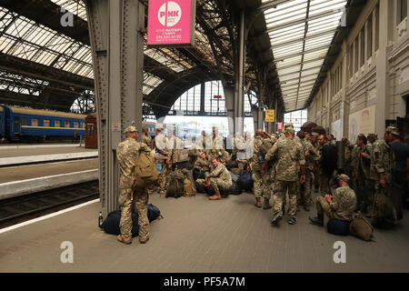 Eine Gruppe von ukrainischen Soldaten auf dem Weg zu ihrer Basis auf dem Bahnsteig von Lviv-Holovnyi Bahnhof in der Stadt Lviv, Ukraine Stockfoto