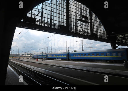 Den Bahnsteig an Lviv-Holovnyi Bahnhof in der Stadt Lviv, Ukraine Stockfoto