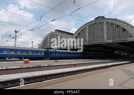 Den Bahnsteig an Lviv-Holovnyi Bahnhof in der Stadt Lviv, Ukraine Stockfoto