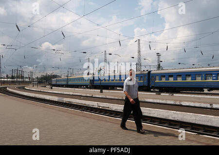 Den Bahnsteig an Lviv-Holovnyi Bahnhof in der Stadt Lviv, Ukraine Stockfoto