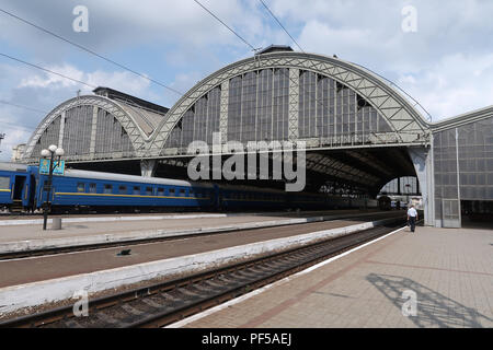 Den Bahnsteig an Lviv-Holovnyi Bahnhof in der Stadt Lviv, Ukraine Stockfoto