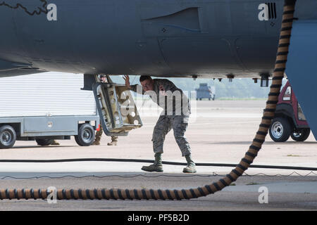 Senior Airman Kyle Whitehead, 2 Operations Group Training Manager, verlässt eine B-52 Stratofortress während einer Entführung Übung in Barksdale Air Force Base, La., 14. August 2018. Als Teil der Übung, Whitehead spielte die Rolle eines "bewaffneten Hijacker", Prüfung der Fähigkeit des Base auf einen Notfall zu reagieren. (U.S. Air Force Foto von Flieger 1. Klasse Tessa B. Corrick) Stockfoto