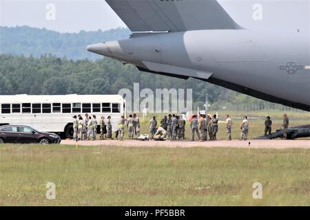 Teilnehmer mit der Patriot Krieger Übung 2018 Durchführung einer Übung Training Szenario August 14, 2018, enthält eine C-17 Globemaster III an der Sparta-Fort McCoy Flughafen am Fort McCoy, Wis Patriot Krieger ist Air Force Reserve Command der Übung zur Verfügung stellen Finden Flieger eine Gelegenheit, mit gemeinsamen und internationalen Partnern in der Luftbrücke, aeromedical Evacuation zu trainieren, und Unterstützung bei der Mobilität. Patriot Krieger ist bei der Installation in der gleichen Zeit wie die globale Medic 2018 Übung und der Armee finden Combat Support Training Übung 86-18-02, die durch die 86 Ausbildung D koordiniert wird gehalten Stockfoto