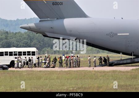 Teilnehmer mit der Patriot Krieger Übung 2018 Durchführung einer Übung Training Szenario August 14, 2018, enthält eine C-17 Globemaster III an der Sparta-Fort McCoy Flughafen am Fort McCoy, Wis Patriot Krieger ist Air Force Reserve Command der Übung zur Verfügung stellen Finden Flieger eine Gelegenheit, mit gemeinsamen und internationalen Partnern in der Luftbrücke, aeromedical Evacuation zu trainieren, und Unterstützung bei der Mobilität. Patriot Krieger ist bei der Installation in der gleichen Zeit wie die globale Medic 2018 Übung und der Armee finden Combat Support Training Übung 86-18-02, die durch die 86 Ausbildung D koordiniert wird gehalten Stockfoto