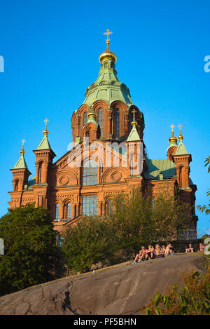 Uspenski Kathedrale von Helsinki, mit Blick auf die Russisch-orthodoxen Uspenskin Katedraali in Helsinki mit jungen Menschen gerade eine Stadt für den Sommer Sonnenuntergang, Finnland. Stockfoto