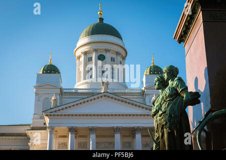 Helsinki Finnland, Ansicht der lutherischen Kathedrale und Statuen der Nordischen Frauen stationiert auf der Alexander ll Monument, das sich in den Senatsplatz in Helsinki, Finnland. Stockfoto