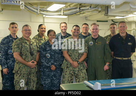 NEWPORT NEWS, Virginia (Aug. 9, 2018) Kapitän Richard McCormack, USS Gerald R. Ford's (CVN 78) kommandierenden Offizier, nimmt ein Gruppenfoto mit Seglern aus Ford's media Abteilung. (U.S. Marine Foto von Mass Communication Specialist 1. Klasse Jonathan Pankau) Stockfoto