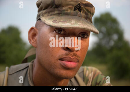 Kommunikation lane Trainer für den Betrieb Blue Shield, U.S. Army Reserve Sgt. Kristopher Barnes der 221St Ordnance Company aus Wayne, Indiana zugewiesen, liegt zwischen Gruppen an der Schulungsveranstaltung auf Fort McCoy, Wisconsin, Aug 9, 2018. U.S. Army Reserve MPs waren auf McCoy, Honen basic Soldatentum und MP-spezifische Fähigkeiten wie Inhaftierung Operationen und zur Bekämpfung der Unterstützung im laufenden Betrieb blaues Schild. (U.S. Armee finden Foto: Staff Sgt. Jesse Untalan) Stockfoto