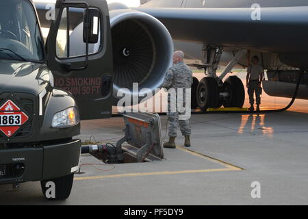 Staff Sgt. Justin Kernen 132 d-Flügel, Iowa Air National Guard, Des Moines, Iowa arbeitet mit 185 Luftbetankung Flügel Crew Chief, Staff Sgt. Layton Waliser tanken ein US Air Force KC-135 am Morgen des 10. August 2018 in Sioux City, Iowa. Kernen ist auf Darlehen an die 185 ARW in dieser Woche die jährliche Schulung. Us Air National Guard Foto: Senior Master Sgt. Vincent De Groot/freigegeben Stockfoto