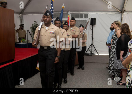 180809-N-SG 189-018 Portsmouth, Virginia (Aug. 10, 2018) Der Color Guard Paraden die Farben während der USS Carter's Hall (LSD 50) Ändern des Befehls Zeremonie 12.08.10. Die Mission der Landung Schiff im Dock (LSD) ist Marine Personal zu transportieren, Landing Craft, Fahrzeuge, und Fracht und dann starten Sie Landing Craft und Hubschrauber zur Unterstützung der militärischen und humanitären Hilfsmaßnahmen. (U.S. Marine Foto von Mass Communication Specialist Seaman J. Keith Wilson/Freigegeben) Stockfoto