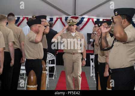 180809-N-SG 189-109 Portsmouth, Virginia (Aug. 10, 2018) Cmdr. Bruce Golden, eingehende kommandierender Offizier der USS Carter Hall (LSD 50), begrüßt Seite Jungen bei einem Befehl Zeremonie 12.08.10. Die Mission der Landung Schiff im Dock (LSD) ist Marine Personal zu transportieren, Landing Craft, Fahrzeuge, und Fracht und dann starten Sie Landing Craft und Hubschrauber zur Unterstützung der militärischen und humanitären Hilfsmaßnahmen. (U.S. Marine Foto von Mass Communication Specialist Seaman J. Keith Wilson/Freigegeben) Stockfoto