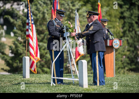 Generalmajor Erik Peterson, der kommandierende General, Erste Armee; und Command Sgt. Maj Richard Johnson, Senior Soldat Soldat, Erste Armee; legen einen Kranz am Grab von General der Armeen John Pershing in Abschnitt 34 der Arlington National Cemetery, Arlington, Virginia, 10. August 2018. Die kranzniederlegung war Gastgeber der ersten Armee und ihren 100. Geburtstag erinnert ehrt seinen ersten kommandierenden General. (U.S. Armee Foto von Elizabeth Fraser/Arlington National Cemetery/freigegeben) Stockfoto