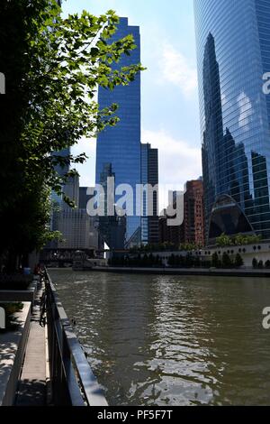 Architektur flankierende am Ufer des Chicago River Stockfoto