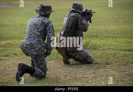 Lt. Amir mit der 22 Royal Malay Armee Regiment Uhren Marines zum 2. Bataillon angebracht, 3 Marines, Fox Unternehmen im Bereich 600 in Kota Belud, Malaysia, am 11. August 2018. Marinesoldaten und Matrosen mit 3Rd Marine Division und dem 13 Marine Expeditionary Unit Trainieren mit unseren Verbündeten im Pazifik für einen Monat. Unsere umfassende Partnerschaft mit Malaysia ist entscheidend für die Aufrechterhaltung der regionalen Sicherheit im Indopazifik. (U.S. Marine Corps Foto von Lance Cpl. Marcus Allen) Stockfoto