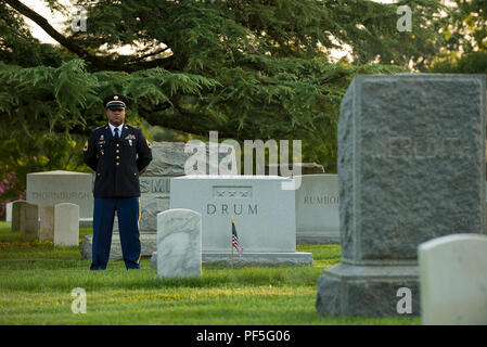 Sgt. 1. Klasse Lester A. Kent, ein Beobachter Trainer/Trainer leitender Ausbilder an der ersten Armee Akademie, steht still über dem Grab des ehemaligen ersten United States Army kommandierenden General Generalleutnant Hugh Trommel, auf dem Arlington National Cemetery, 12.08.10, 2018 in Arlington, Virginia. ihren hundertsten Geburtstag zu markieren, Soldaten - wie Kent - und Senior First Armeeführung die Gräber von verschiedenen Persönlichkeiten aus der gesamten Geschichte der Einheit gefeiert, besucht. Zusätzlich Armee Generalmajor Erik Peterson, der kommandierende General der Armee, und Command Sgt. Maj Richard Johnson, command Sergeant Major von Stockfoto