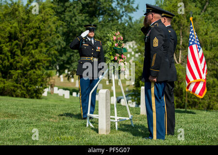 Command Sgt. Maj Richard Johnson, Links, command Sergeant Major der Armee, und die Armee Generalmajor Erik Peterson, der kommandierende General der ersten Armee, Ehren am Grab von General der Armeen John J. Pershing auf dem Arlington National Cemetery, 12.08.10, 2018 in Arlington, Virginia. wurde der Festakt zum 100. Geburtstag des Einheit, deren ersten kommandierenden General war GAS Pershing zu markieren. Pershing wurde für sein Engagement für die Soldaten Bereitschaft angekündigt, eine Mission, die erste Armee weiterhin als Beobachter Trainer/Ausbilder für die Army National Guard und der US-Army Reserve Einheiten vorbereitet Kämpfer zu unterstützen. Stockfoto