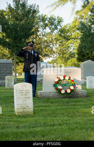 Sgt. 1. Klasse Lester A. Kent, ein Beobachter Trainer/Trainer leitender Ausbilder an der ersten Armee Akademie, lautlos macht ehren zu ehemalige First United States Army kommandierenden General Generalleutnant Hugh Trommel, auf dem Arlington National Cemetery, 12.08.10, 2018 in Arlington, Virginia. ihren hundertsten Geburtstag zu markieren, Soldaten - wie Kent - und Senior First Armeeführung die Gräber von verschiedenen Persönlichkeiten aus der gesamten Geschichte der Einheit gefeiert, besucht. Zusätzlich Armee Generalmajor Erik Peterson, der kommandierende General der Armee, und Command Sgt. Maj Richard Johnson, command Sergeant Major der ersten A Stockfoto