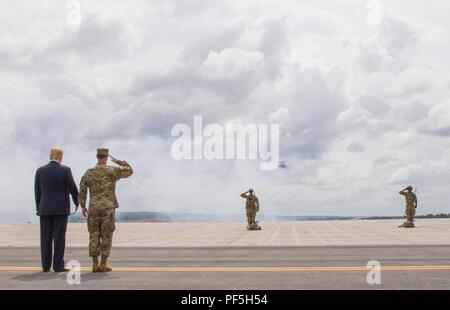 Generalmajor Walter E. Piatt, Kommandant des 10 Mountain Division (LI), begrüßt Soldaten in Fort Drum, New York, am 13. August, während neben Präsident Donald J. Trumpf steht. Die Demonstration war Teil der Präsident Donald J. Trumpf Besuch der 10 Mountain Division (LI) der National Defense Authorization Act von 2019, der die Armee der autorisierten Active Duty ende Stärke von 4.000 ermöglicht uns kritische Fähigkeiten zur Unterstützung der nationalen Verteidigungsstrategie zu Feld zu unterzeichnen. (U.S. Armee Foto von Sgt. Thomas Scaggs) 180813-A-TZ 475-013 Stockfoto