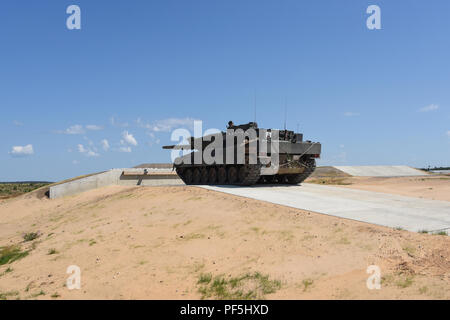 Deutsche Soldaten einen Anschlag in einem Leopard 2 Kampfpanzer an einem Tank in Pabrade, Litauen, Aug 09, 2018 besetzen. Der US Army Training Support Aktivität Europa (TSAE) führte eine Endkontrolle des neu gebauten Werk als TSAE ist Unterstützung von NATO-Verbündeten in Osteuropa entwickeln ihre Auswahl und Ausbildung Infrastrukturen. (U.S. Armee Foto von Markus Rauchenberger) Stockfoto