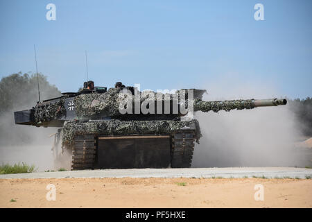 Deutsche Soldaten einen Anschlag in einem Leopard 2 Kampfpanzer an einem Tank in Pabrade, Litauen, Aug 09, 2018 besetzen. Der US Army Training Support Aktivität Europa (TSAE) führte eine Endkontrolle des neu gebauten Werk als TSAE ist Unterstützung von NATO-Verbündeten in Osteuropa entwickeln ihre Auswahl und Ausbildung Infrastrukturen. (U.S. Armee Foto von Markus Rauchenberger) Stockfoto