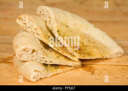 Geschnittenes Fladenbrot auf Tisch Stockfoto