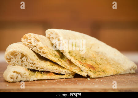 Geschnitten Pizza Brot auf dem Tisch Stockfoto