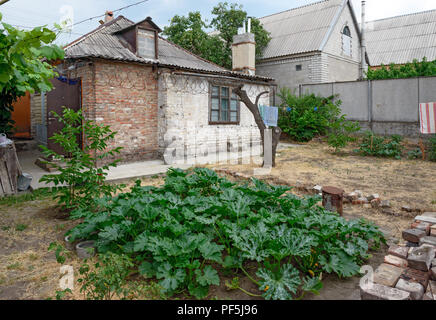 Malerischer Blick auf alte kleine Haus in trüben Sommertag in der Stadt (ehemalige Dnepr Dnepropetrovsk) in der Ukraine. Stockfoto