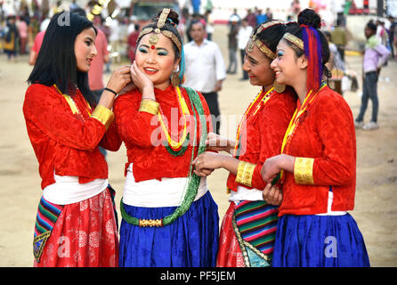 Gandhinagar, Indien - 9. März 2018: Sikkim Mädchen aus Nepalesischen Gemeinschaft in traditioneller Kleidung. Stockfoto