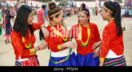 Gandhinagar, Indien - 9. März 2018: Sikkim Mädchen aus Nepalesischen Gemeinschaft in traditionellen Trachten Spaß gekleidet. Stockfoto