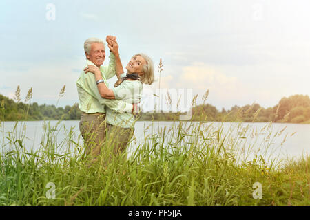 Porträt eines liebevollen senior Paar tanzen Stockfoto