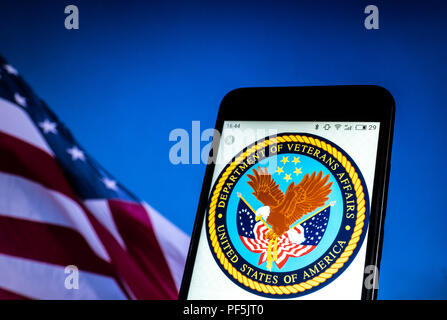 Kiew, Ukraine - August 19, 2018: Siegel der Vereinigten Staaten Abteilung der Veteran-Angelegenheiten gesehen auf Smart Phone angezeigt. Stockfoto