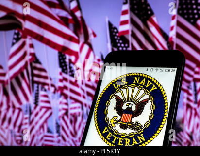 Kiew, Ukraine - August 19, 2018: Siegel der US Navy Veteran gesehen auf Smart Phone angezeigt. Stockfoto