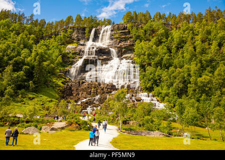 Roldal, Norwegen - 27.06.2018: Leute neben Tvindefossen Wasserfall in der Nähe von Voss, Norwegen Stockfoto