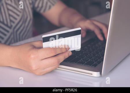 Frau Hand, die Kreditkarte und mit Laptop online Zahlung Online, Online shopping Stockfoto