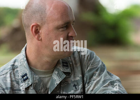 Kaplan Ian Howarth, ein Kaplan mit den 124 Fighter Wing, Pausen während einer beruflichen Gebet service im Mitchell Pauole Community Center in Molokai, Hi., 15 August, 2018. Tropic Care Maui County 2018 bietet medizinische Truppen und den Support "hands-on"-Readiness Training für zukünftige Bereitstellungen vorbereiten, während für direkte und dauerhafte Vorteile für die Bevölkerung von Maui, Molokai und Lanai. (U.S. Air National Guard Foto von Airman 1st Class Jonathan W. Padish) Stockfoto