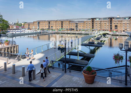 Eine Fußgängerbrücke zum West India Quay, Canary Wharf, London Borough Tower Hamlets, Greater London, England, Vereinigtes Königreich Stockfoto