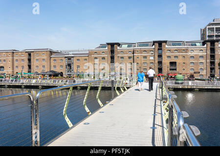 Eine Fußgängerbrücke zum West India Quay, Canary Wharf, London Borough Tower Hamlets, Greater London, England, Vereinigtes Königreich Stockfoto