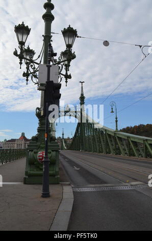 Liberty Szabadság híd (Freiheitsbrücke), Budapest, 1896, von János Feketeházy im Art Nouveau Stil gestaltet. Es ist eine Brücke mit gefederter mittleren Span Stockfoto