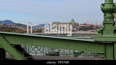 Blick von der Brücke, Budapest, 1896, in Richtung Elisabethbrücke (Erzsébet híd), Hängebrücke 1961-64 erbaut und von Pál Sávoly konzipiert Stockfoto