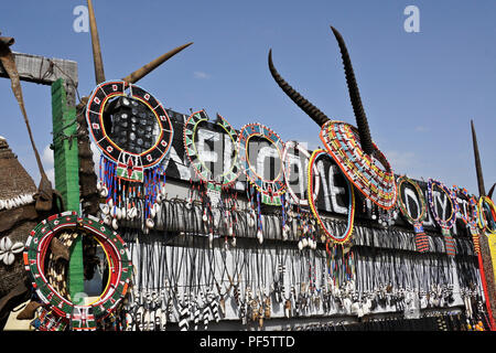 Samburu Perlenarbeiten und Gazelle Hörner zum Verkauf in der Samburu/Buffalo Springs Game Reserve Landebahn, Kenia Stockfoto
