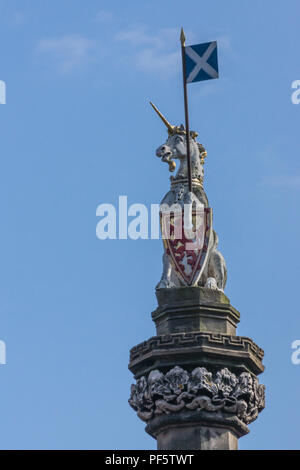 Edinburgh, Schottland, UK - 13. Juni, 2012: Nahaufnahme von weißen Einhorn mit Schottischer Flagge auf der Oberseite des Mercat Cross, Markt symbol neben St Giles Cathed Stockfoto