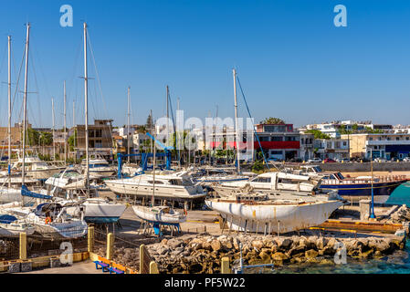 Yachten und Boote in Mandraki Hafen auf der Insel Rhodos. Griechenland Stockfoto